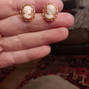 14 kt gold cameo earrings